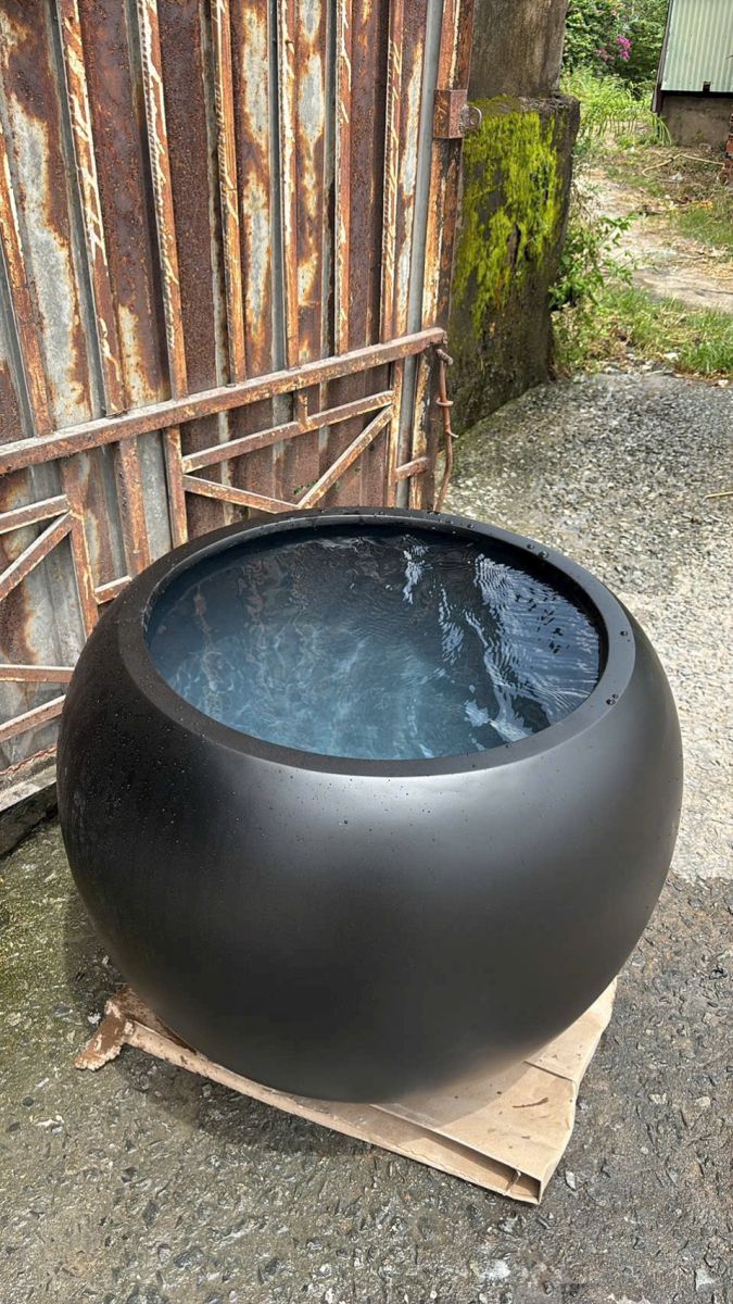Chậu composite trái banh đen