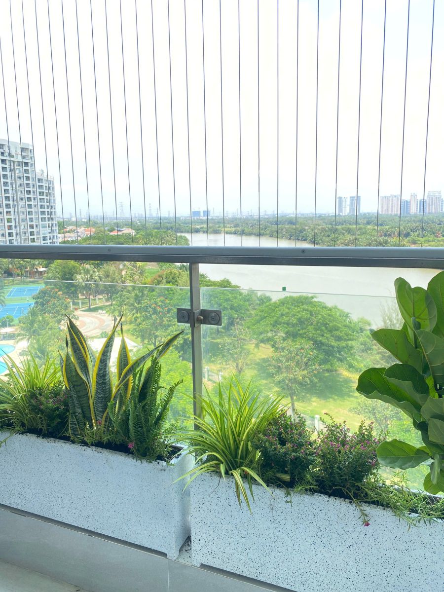 thi công chậu composite giả đá trồng hoa ban công cho khách 
