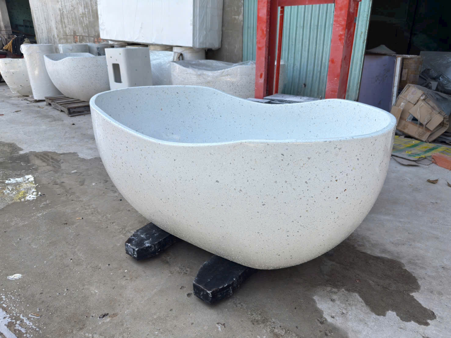 Mẫu bồn tắm nằm đá mài oval tại xưởng