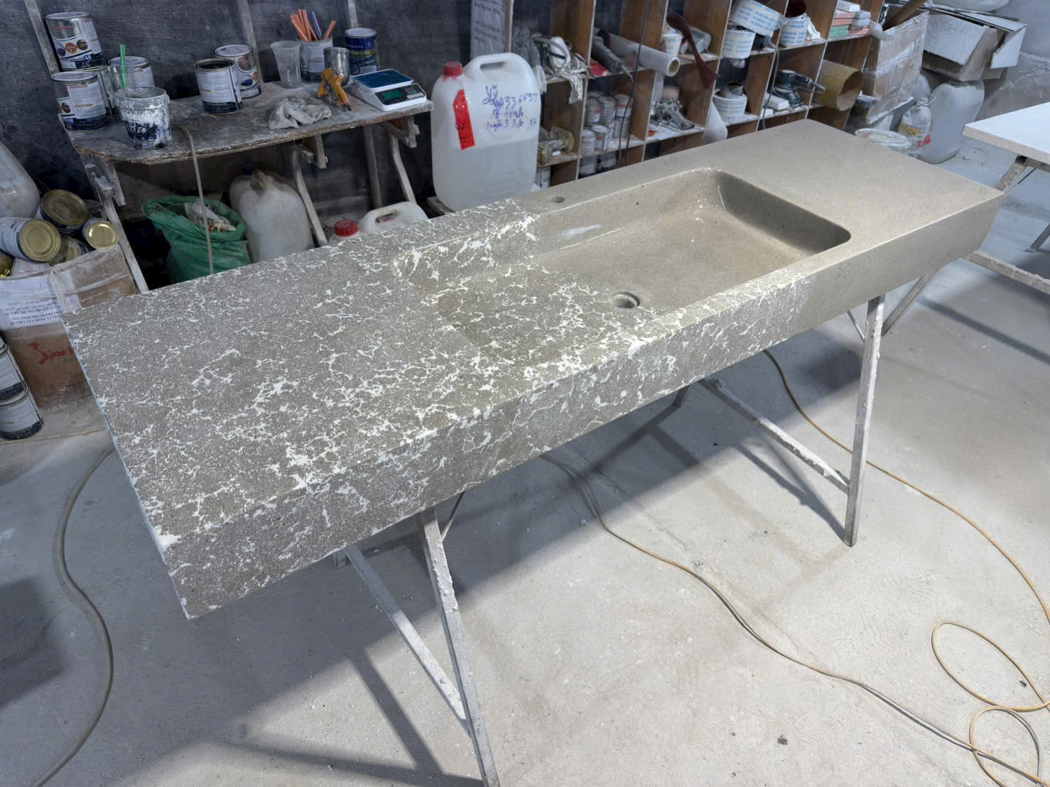 Chậu rửa mặt đá terrazzo treo tường