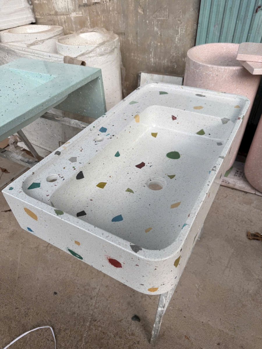 Chậu rửa mặt treo tường đá terrazzo hạt lớn 