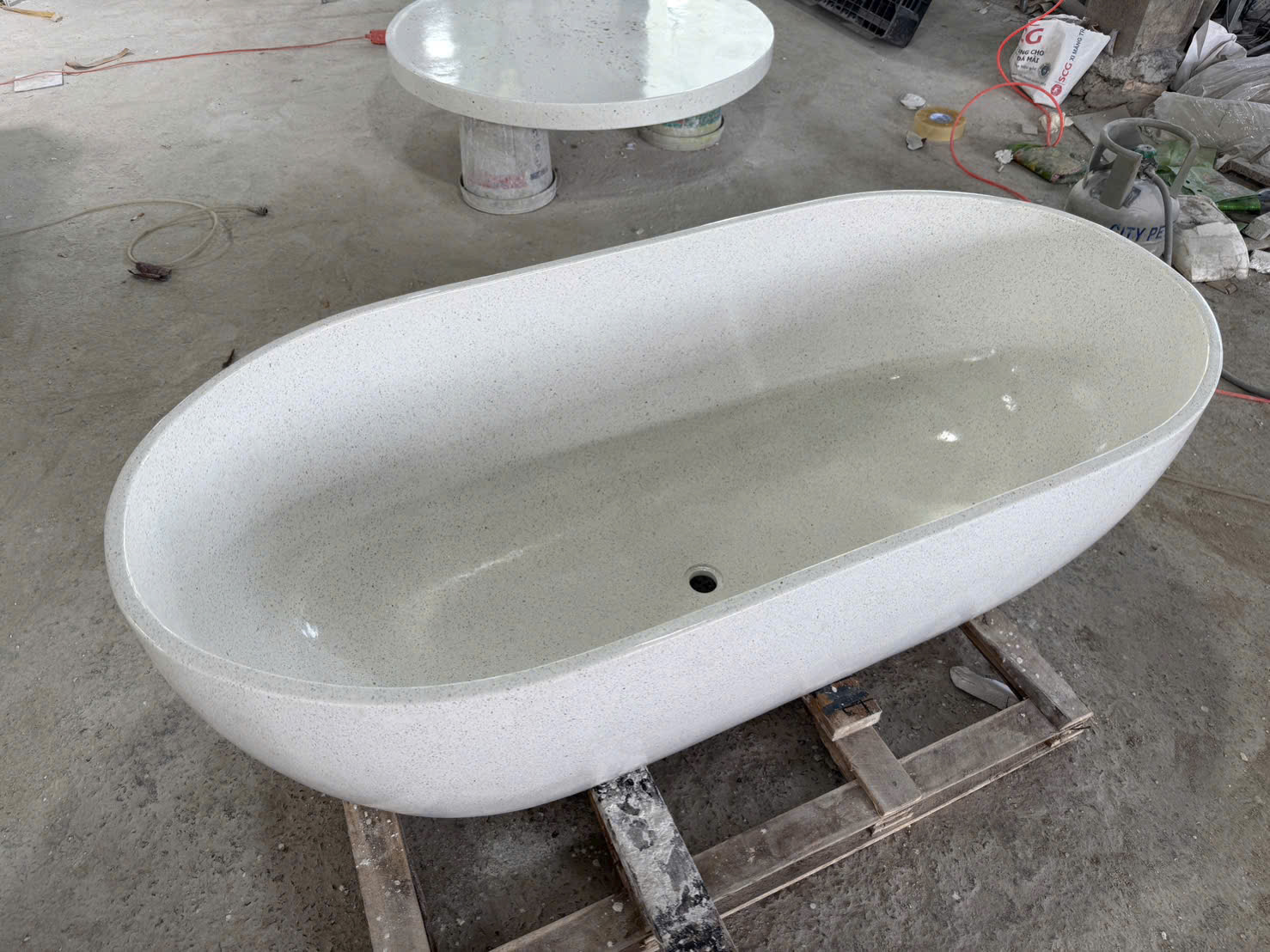 Bồn tắm đá terrazzo hình oval 1m7